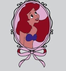 Ariel sirenita en espejo