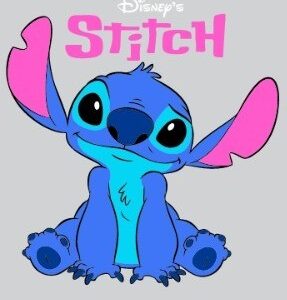 Stitch, sentado feliz